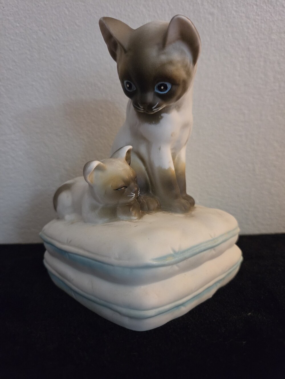 Vintage Music Box Siamese Cat Kitten on Stacked Pillows Mann Porcelain Japan